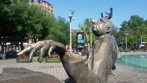 Памятник Арно Бабаджаняну в Ереване